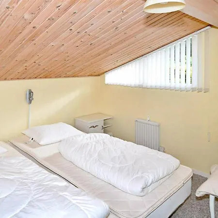 Two-bedroom Holiday In 9 *